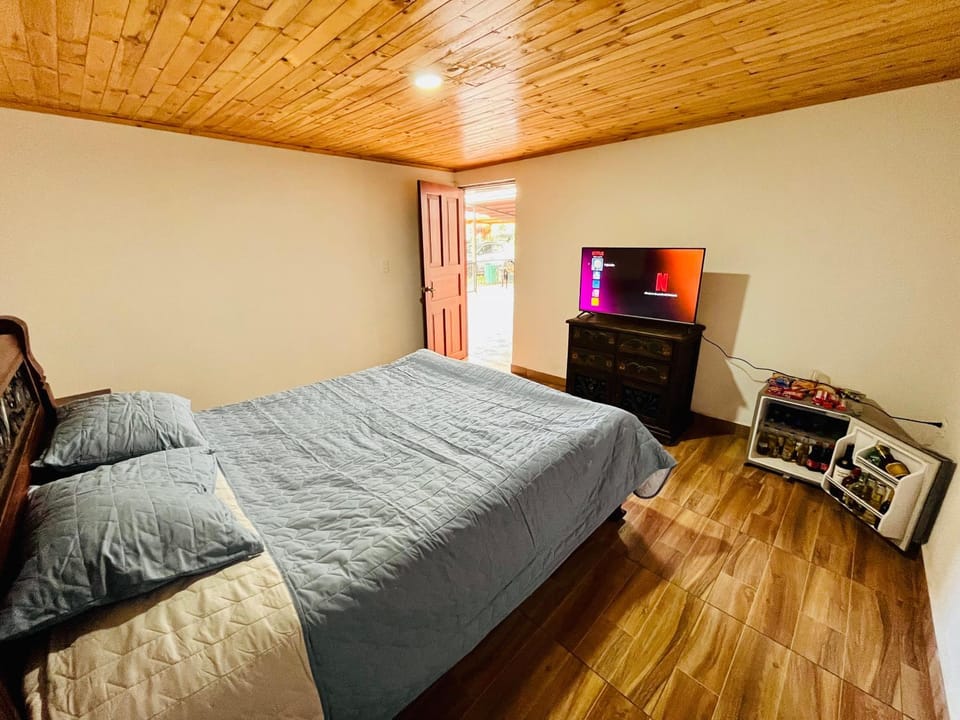 Bed, TV and multimedia, Bedroom