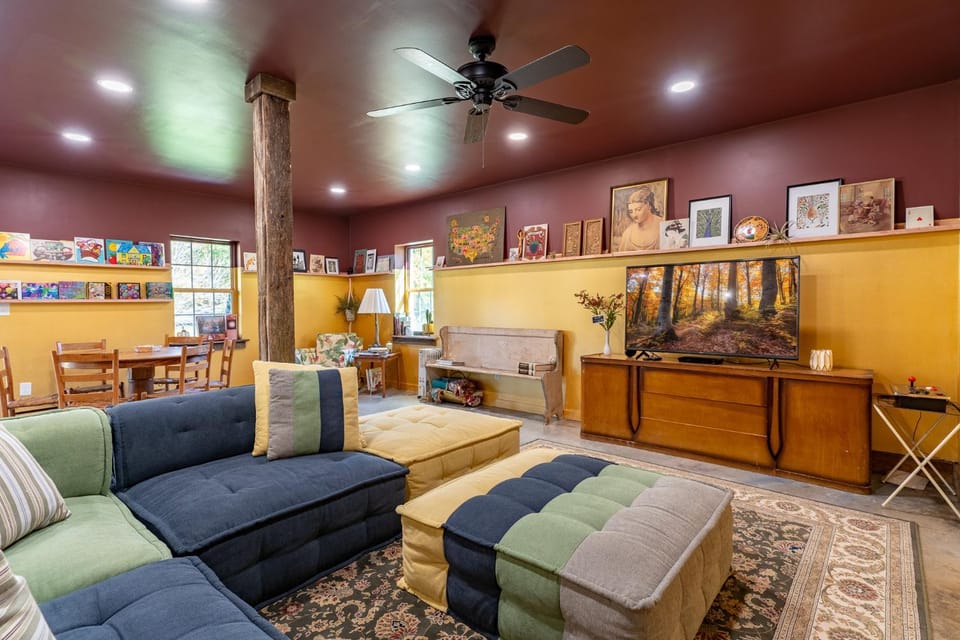 Living room, Seating area