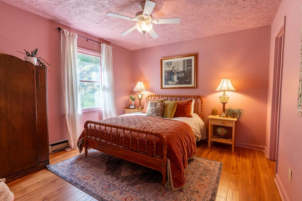 Bed, Photo of the whole room, Bedroom, fireplace, wardrobe