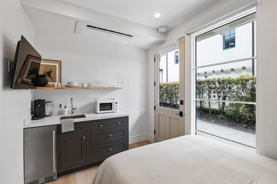 Bed, TV and multimedia, Kitchen or kitchenette, air conditioner