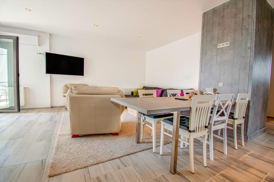 Communal lounge/ TV room, TV and multimedia, Living room, Seating area, Dining area