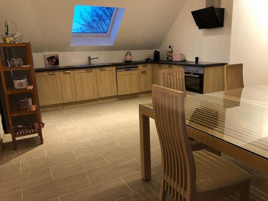 Kitchen or kitchenette, Dining area, minibar, stove
