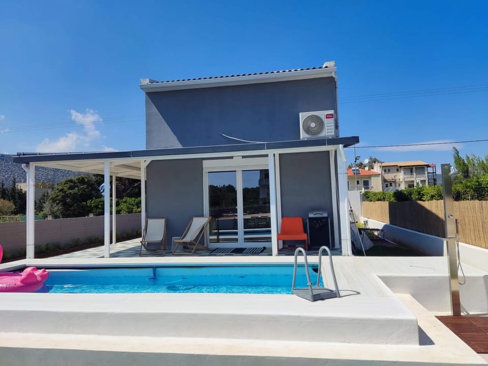 Property building, Patio, Balcony/Terrace, Pool view, Swimming pool, sunbed