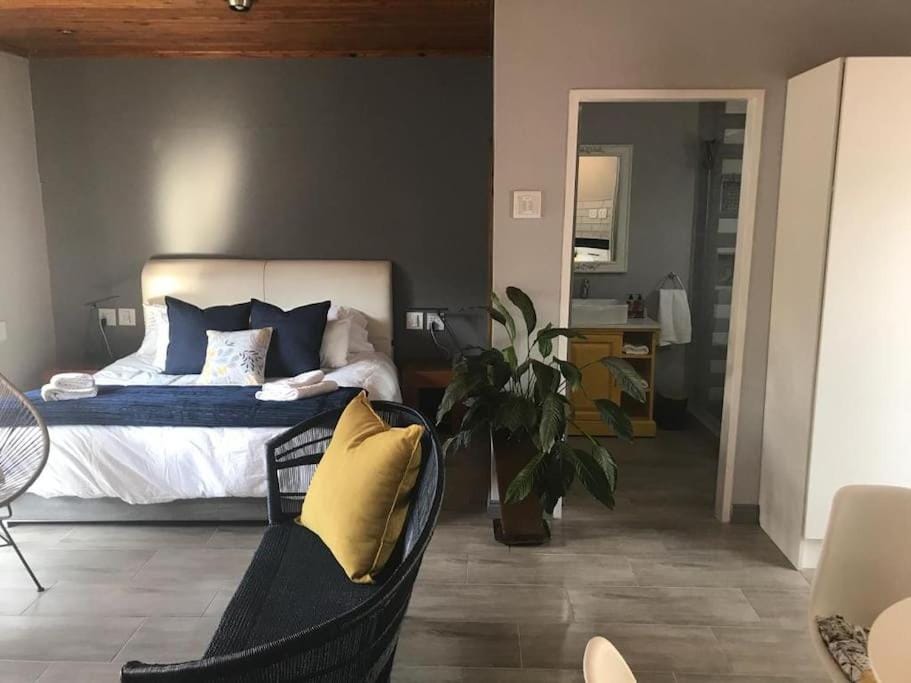 Bed, Seating area