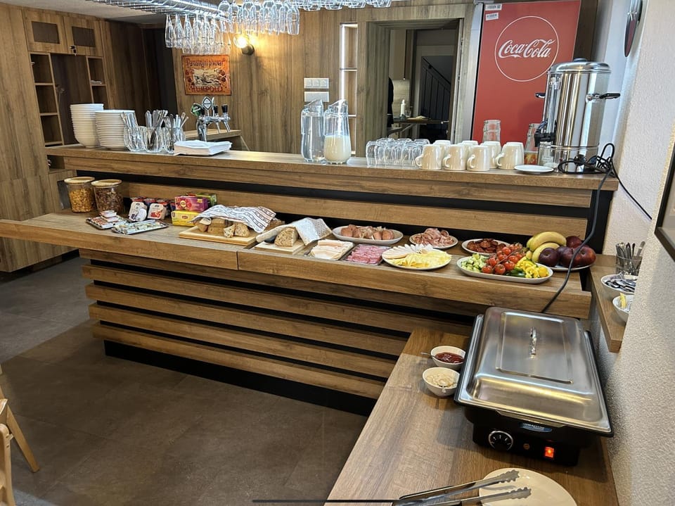 Lounge or bar, Food and drinks, Food, Breakfast, Buffet breakfast