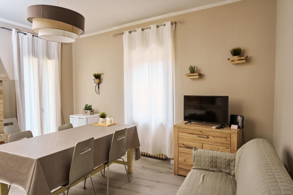 TV and multimedia, Living room, Seating area, Dining area