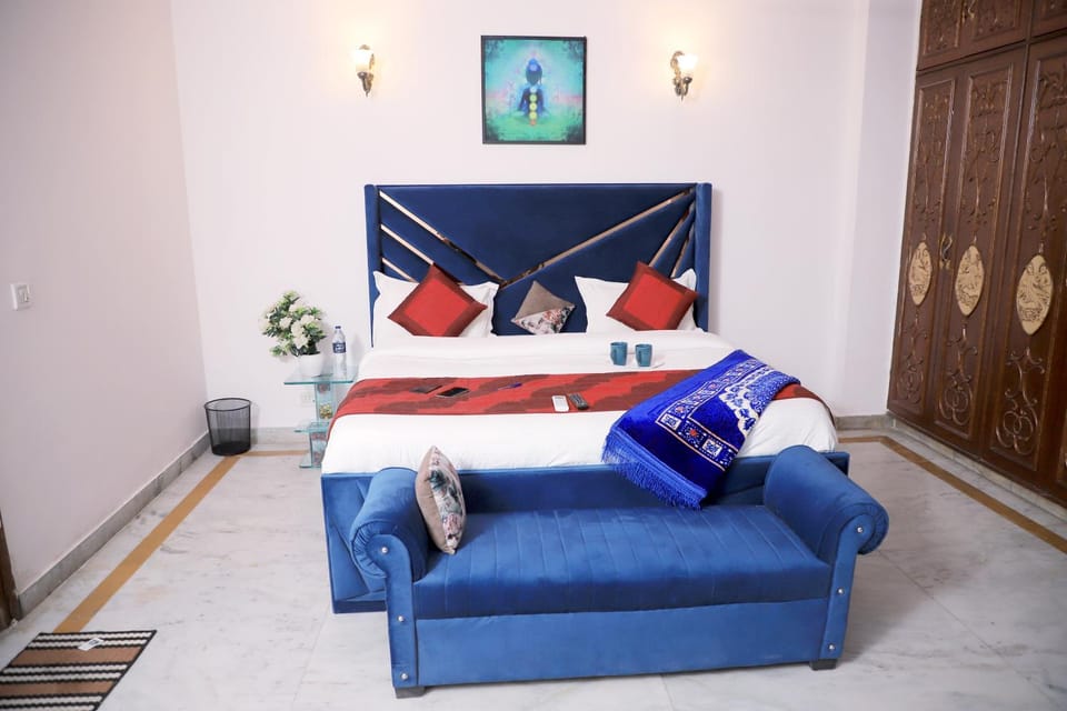 Bed, Living room, Photo of the whole room, Seating area, Bedroom, towels