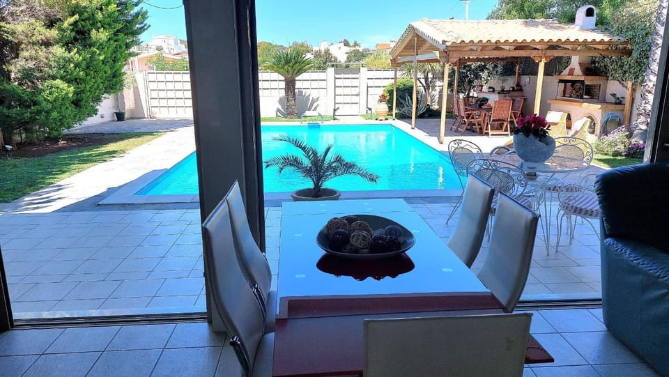 Dining area, Pool view
