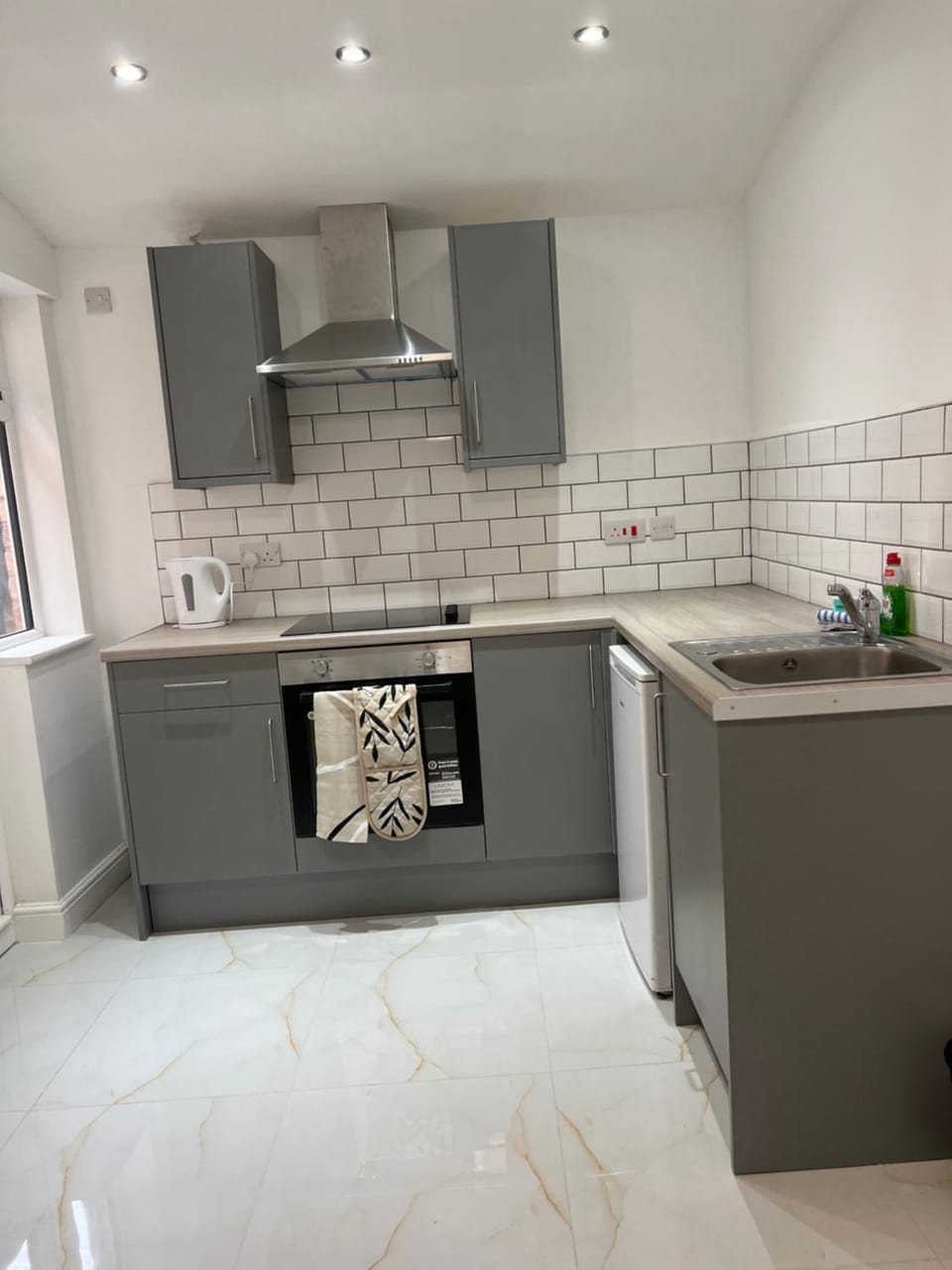 Burleigh House - 3 Bed House Apartment in Leicester