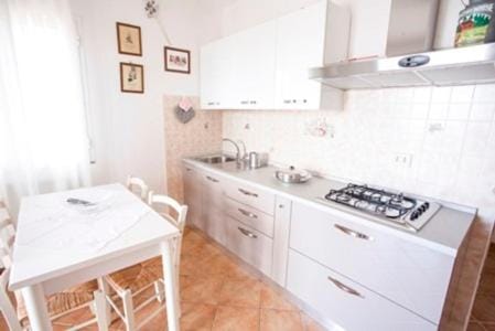 Kitchen or kitchenette, Dining area, minibar