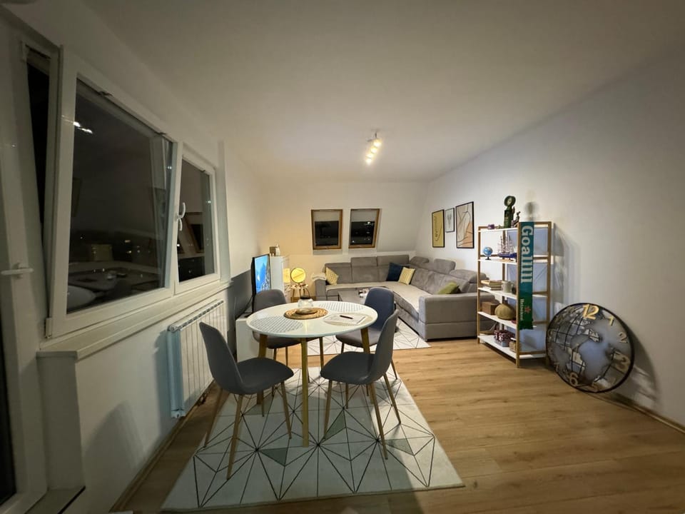 TV and multimedia, Living room, Photo of the whole room, Seating area, Dining area
