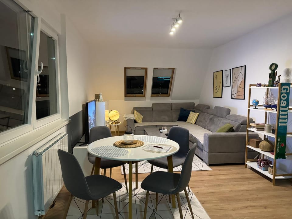 TV and multimedia, Living room, Seating area, Dining area