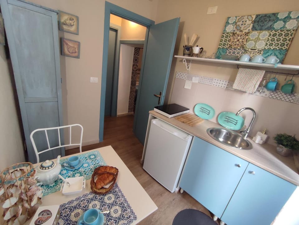 Coffee/tea facilities, Kitchen or kitchenette, Dining area, stove