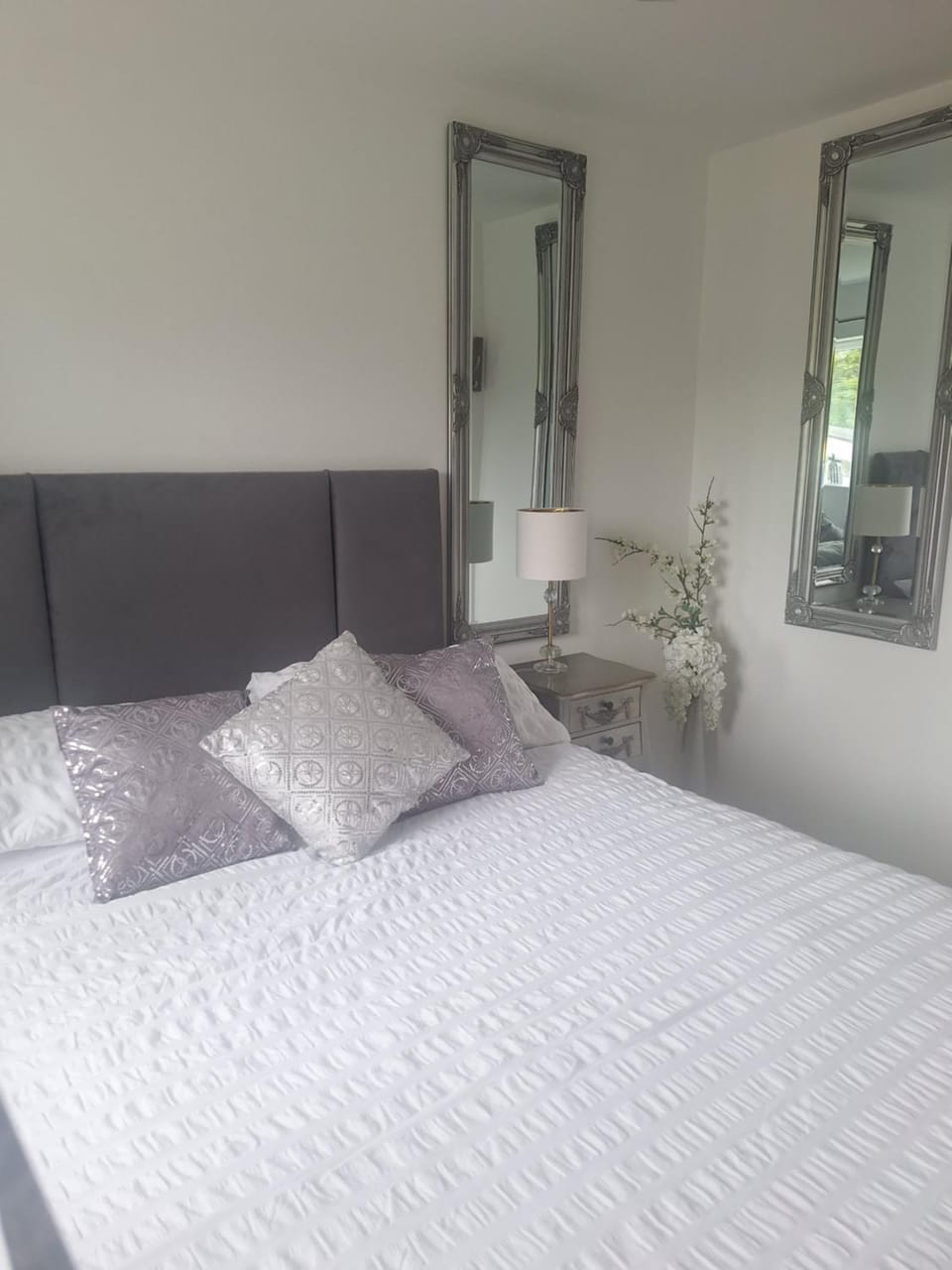 Luxurious 3 bedroom house now with FULL FIBRE INTERNET Shangri la in village of Alfrick with driveway parking for 3 cars in an area of outstanding natural beauty, superb walking,close to Worcester, Malvern showground, theatre, Malvern hills, dogs welcome Villa in Malvern Hills District