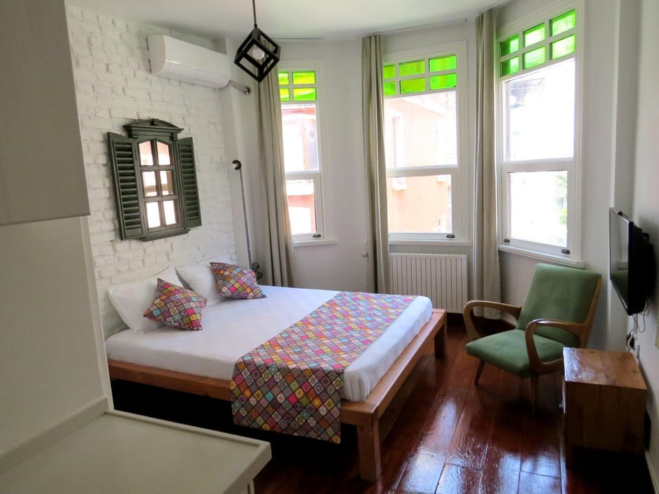 Photo of the whole room, Bedroom, air conditioner