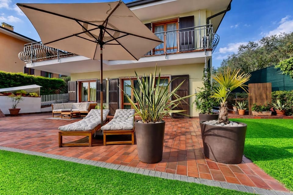 Property building, Balcony/Terrace, sunbed