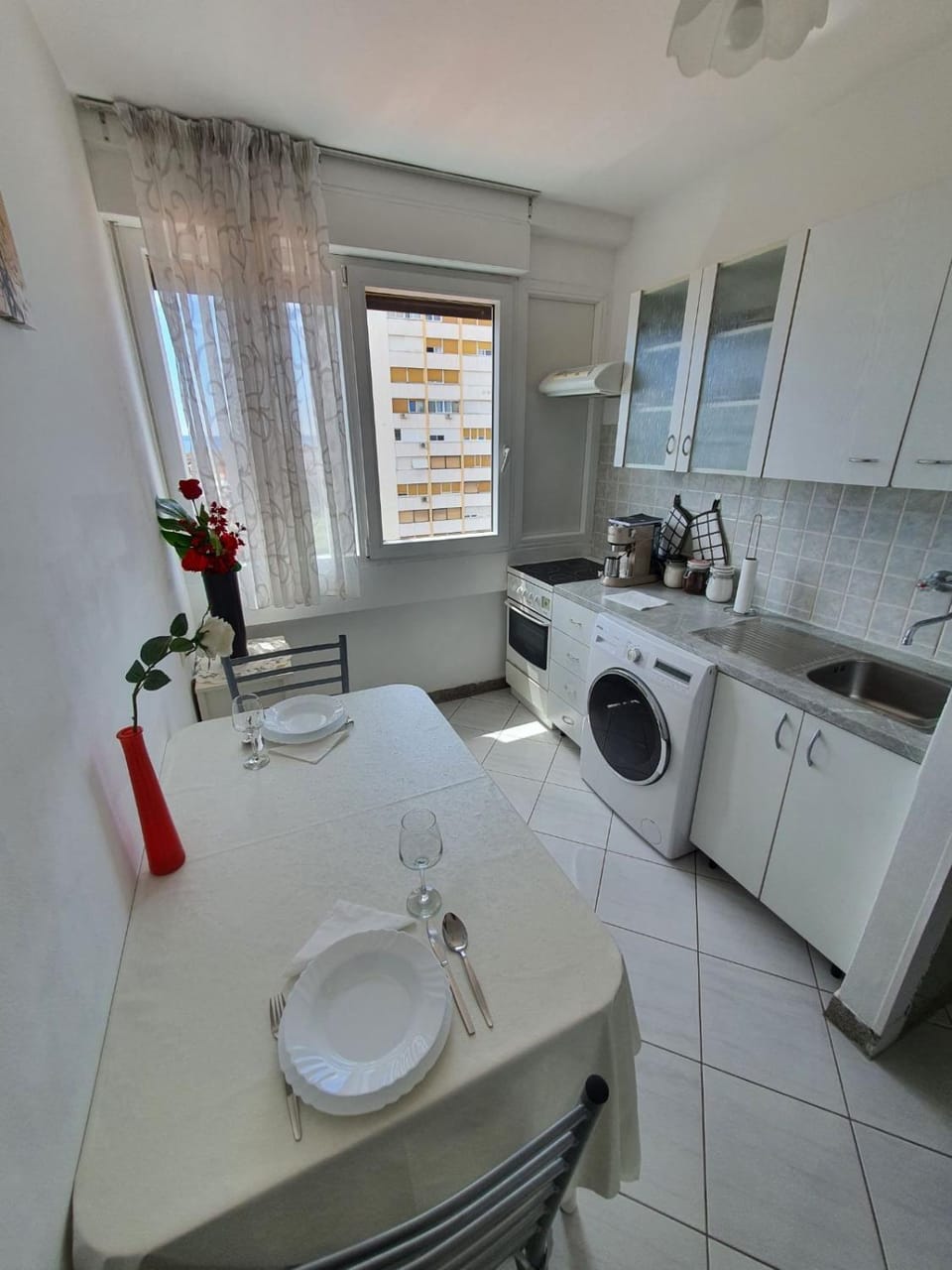 Kitchen or kitchenette, Dining area, pet friendly, stove, washing machine, dryer