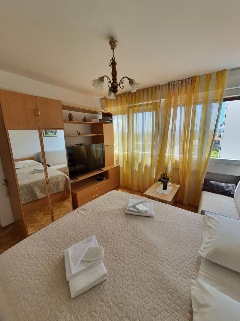 Bed, TV and multimedia, Bedroom, towels