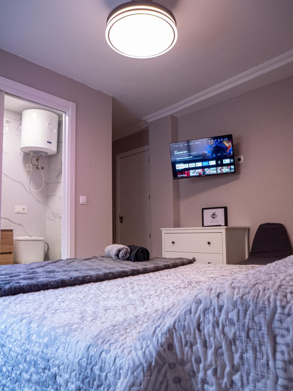 Bed, TV and multimedia, Photo of the whole room, Bedroom