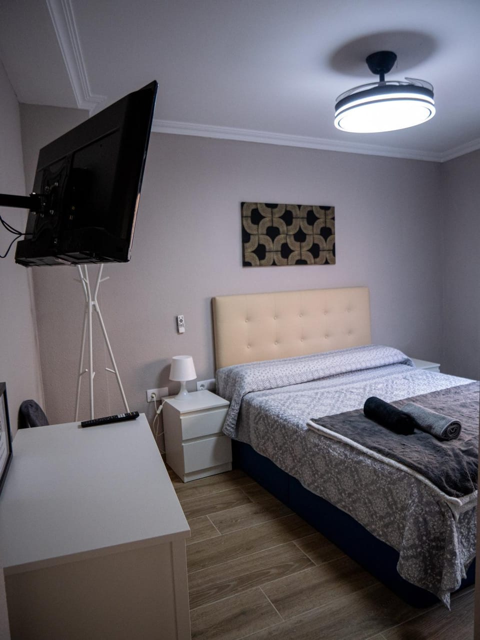 Bed, TV and multimedia, Photo of the whole room, Bedroom, towels