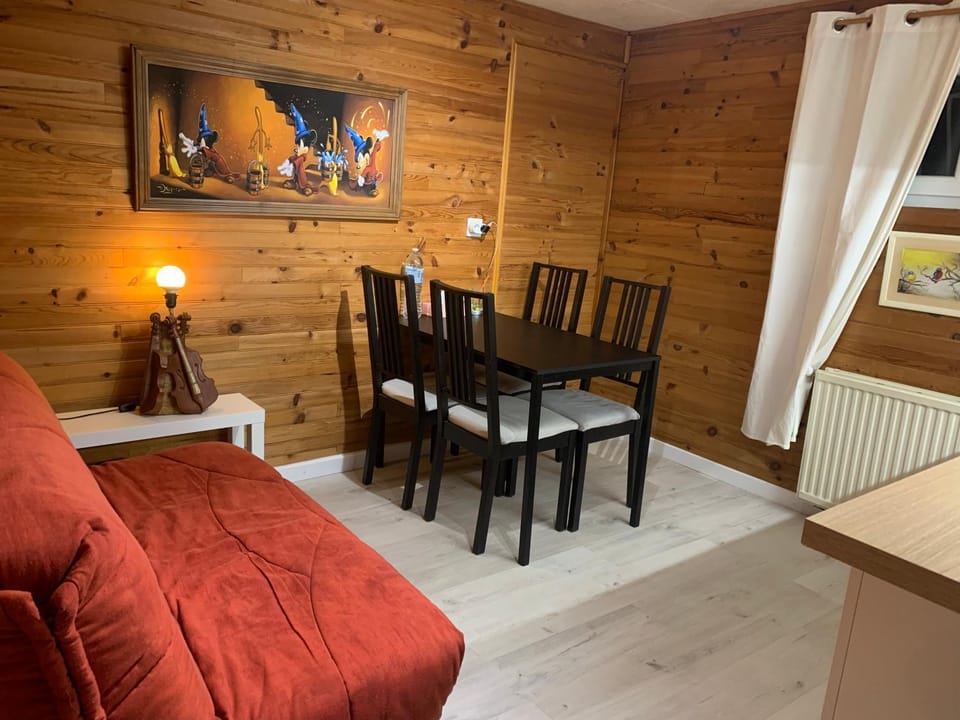Seating area, Dining area
