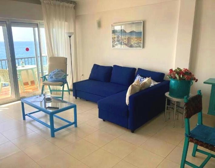 Communal lounge/ TV room, Living room, Sea view