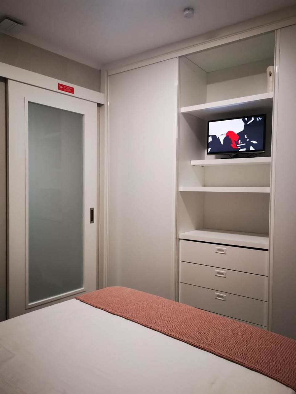 Bed, TV and multimedia, Photo of the whole room, Bedroom, wardrobe