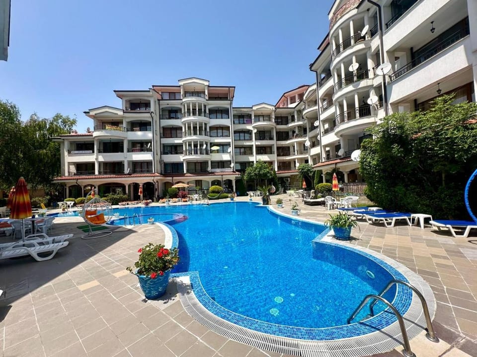 Swimming pool, sunbed