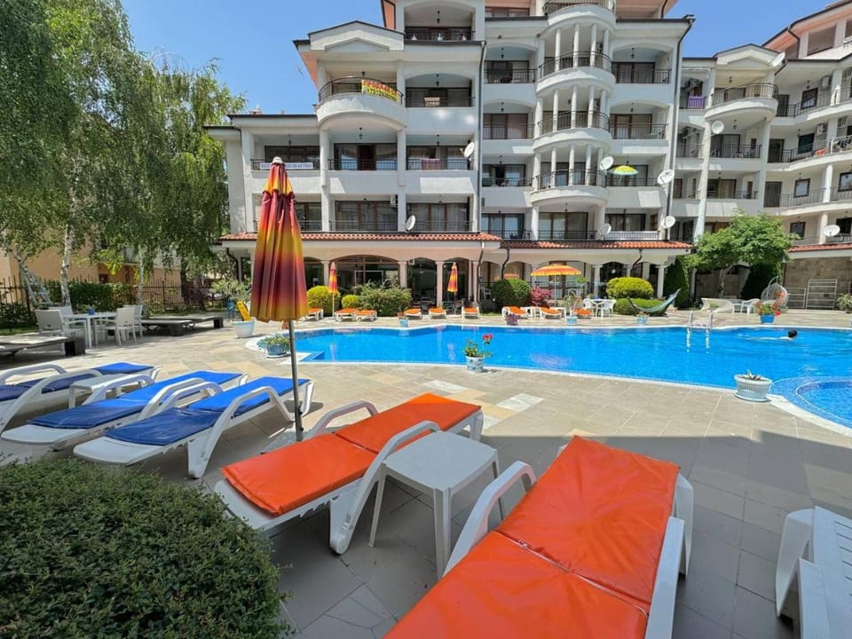 Swimming pool, sunbed