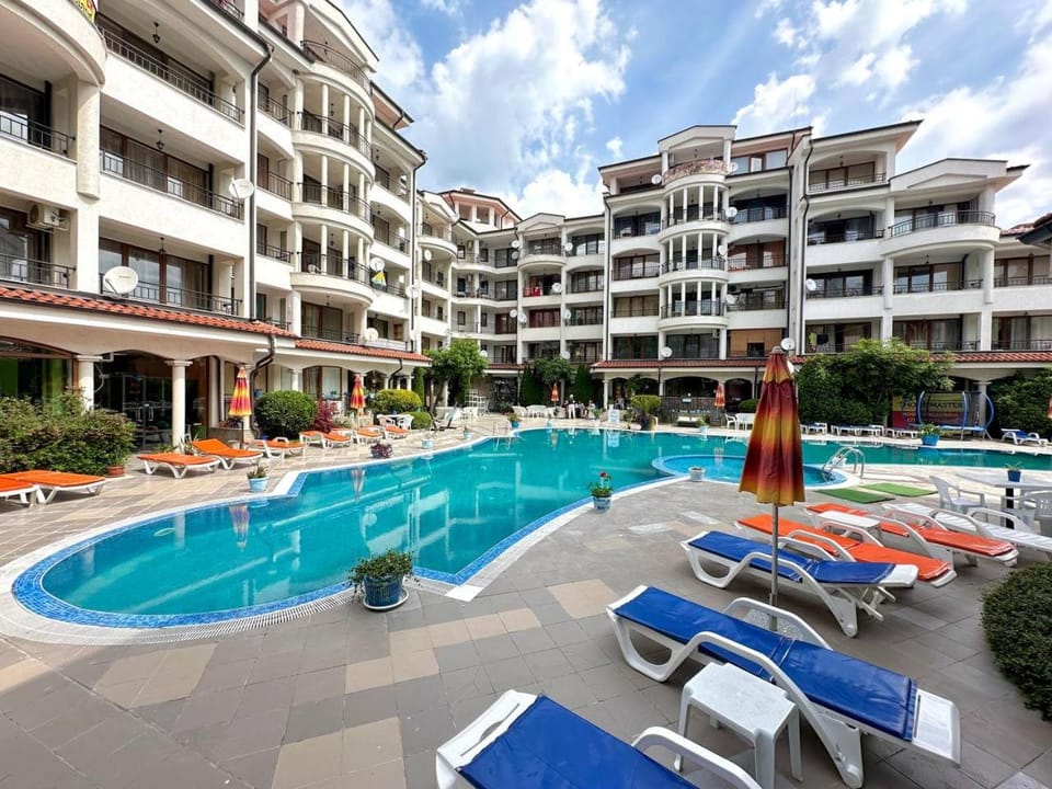 Swimming pool, sunbed