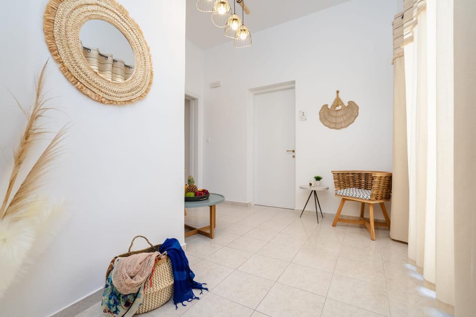 Seating area, Internal: Not applicable to any particular room