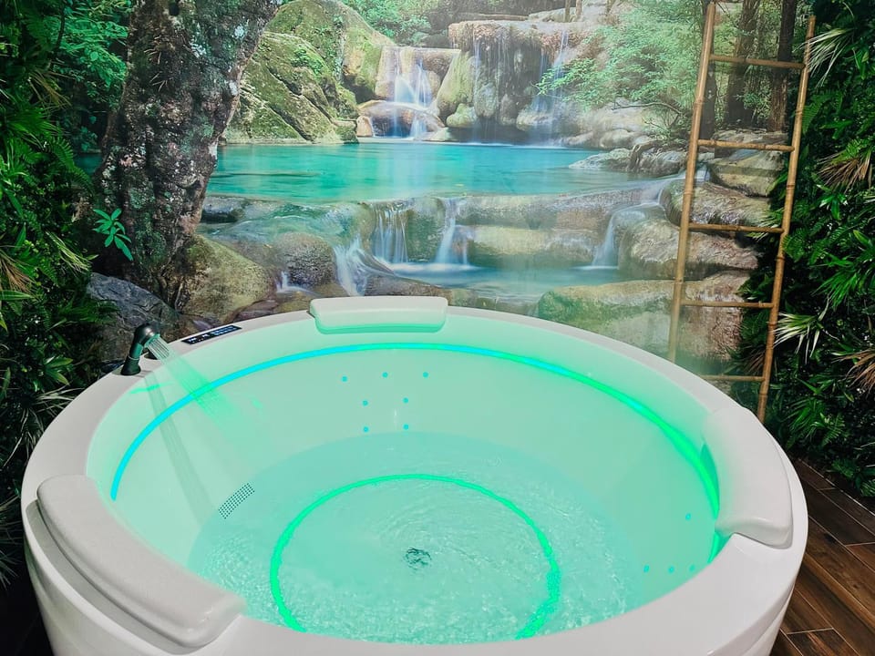 Hot Tub, Decorative detail