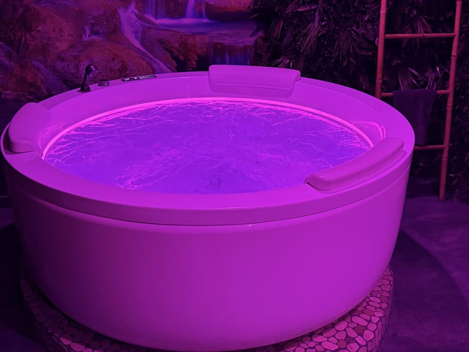 Hot Tub, Decorative detail