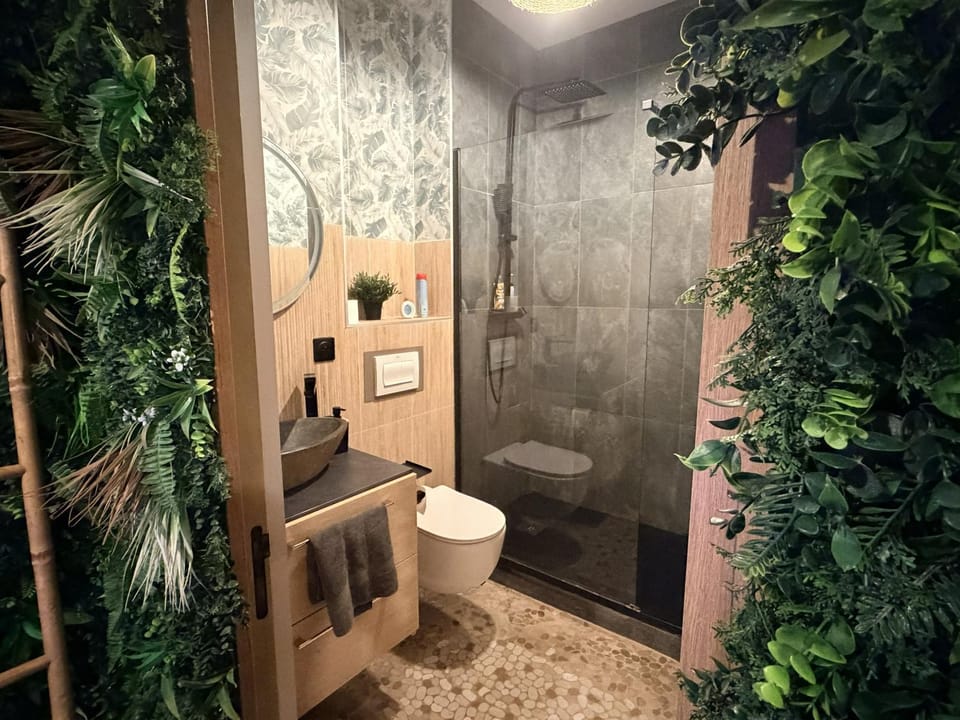 Shower, Toilet, Bathroom, Decorative detail