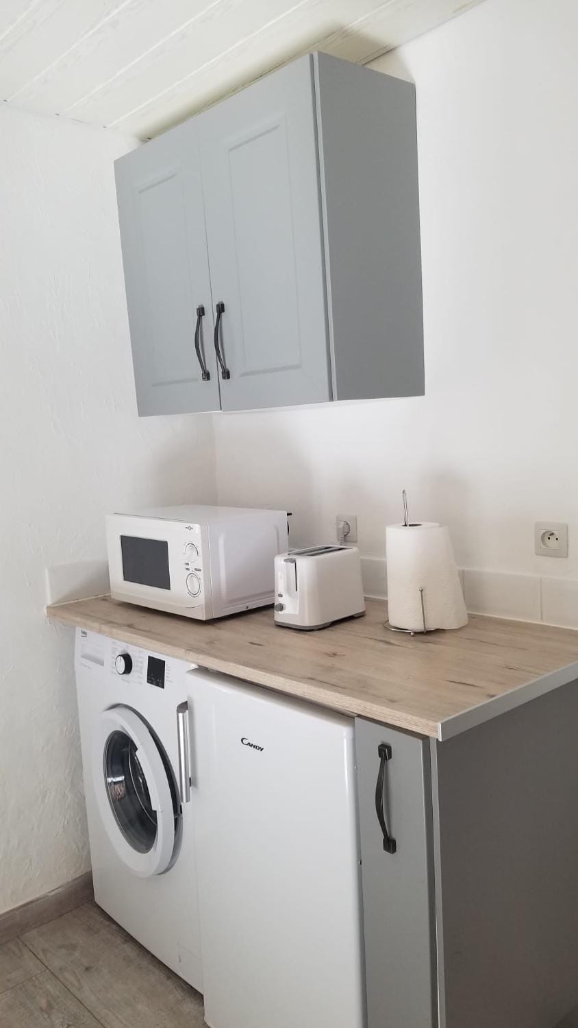 Kitchen or kitchenette, minibar, washing machine
