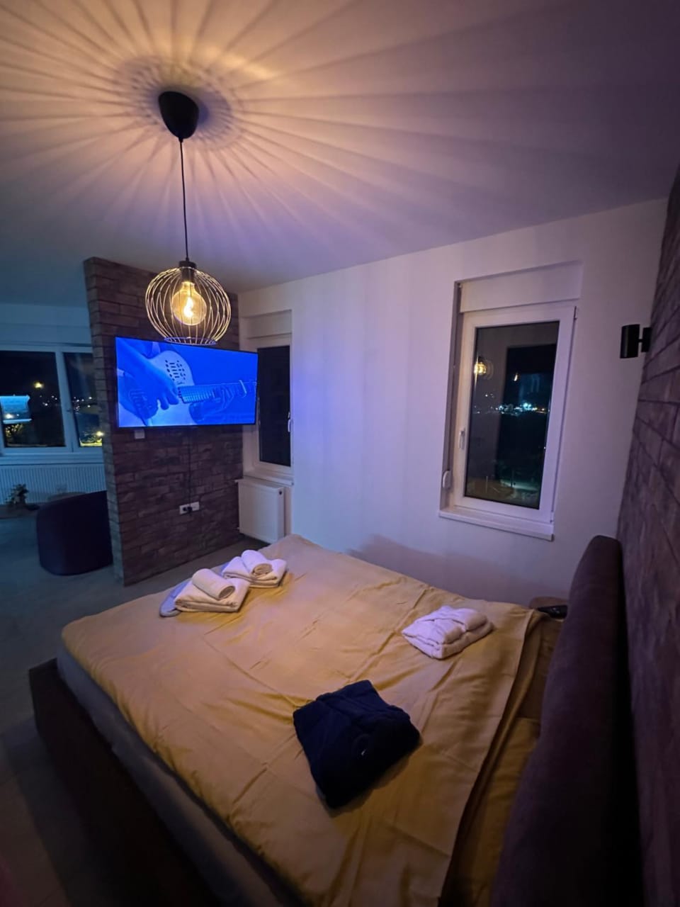 Bed, TV and multimedia, Photo of the whole room, Bedroom, towels