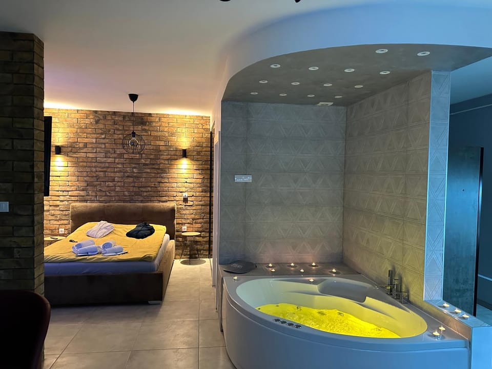 Bed, Hot Tub, Hot Tub, Bathroom, Photo of the whole room, Bedroom, Bath