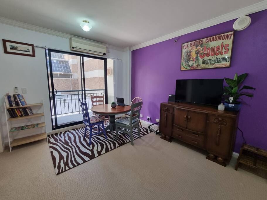 TV and multimedia, Living room, Seating area, air conditioner