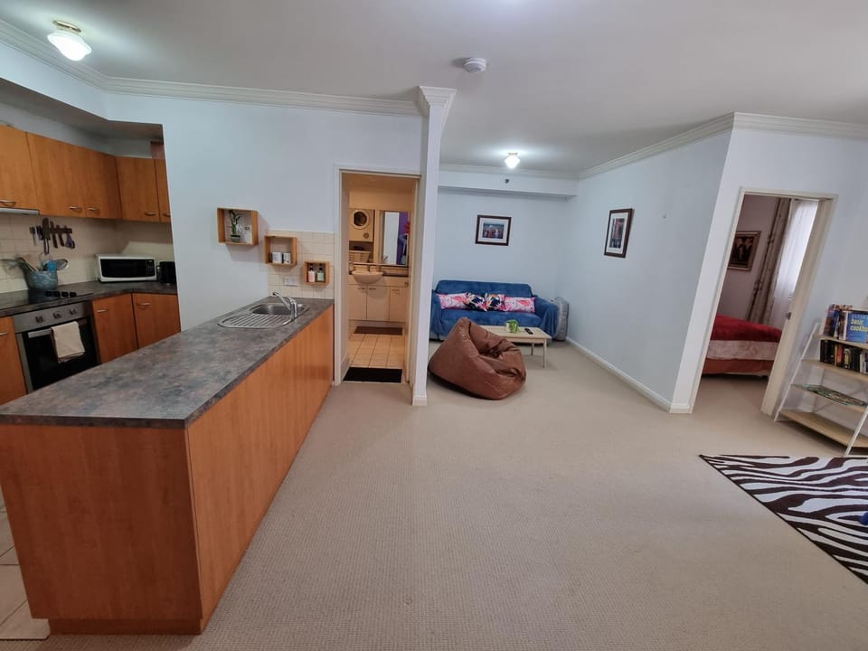 Little Monica Apartment- Spacious, Affordable & Central Apartment in Perth