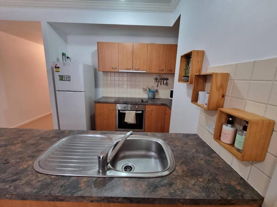 Little Monica Apartment- Spacious, Affordable & Central Apartment in Perth