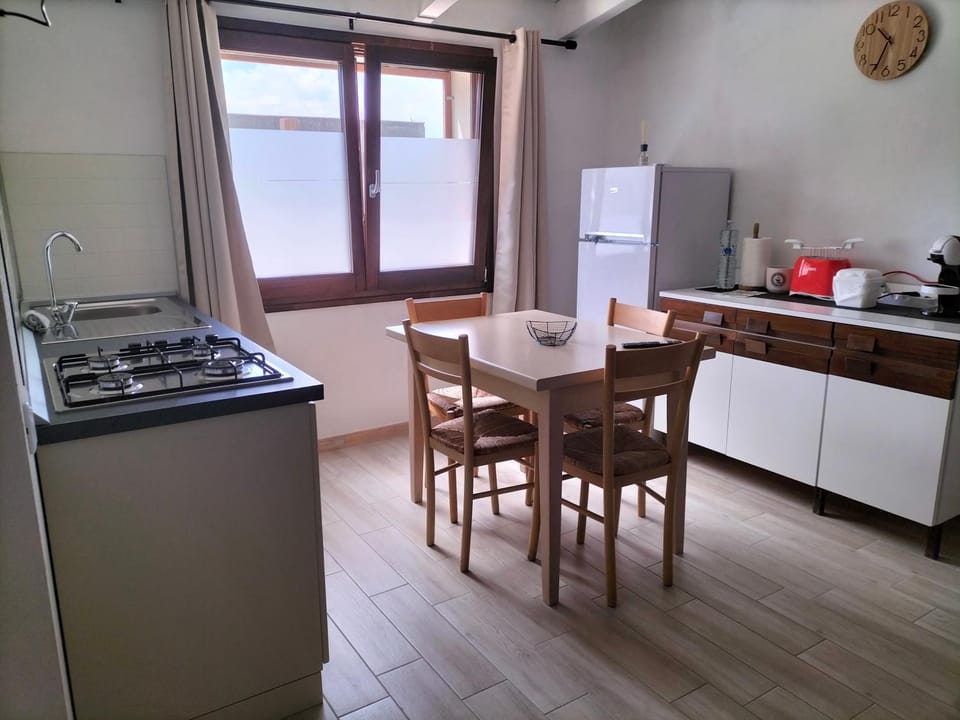 Kitchen or kitchenette, Dining area, stove, toaster