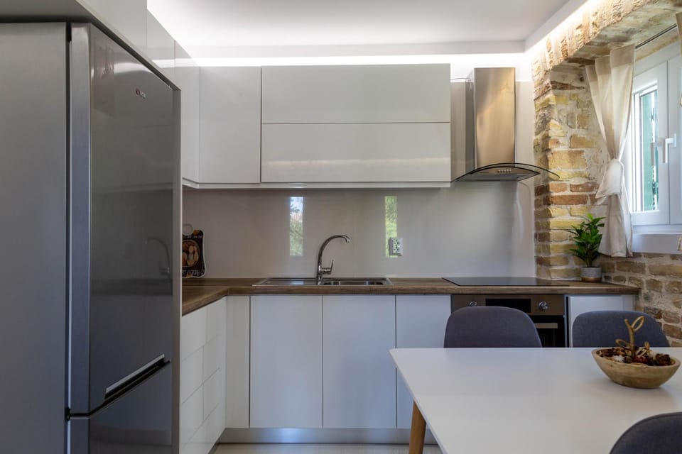 Kitchen or kitchenette, Dining area, pet friendly, stove