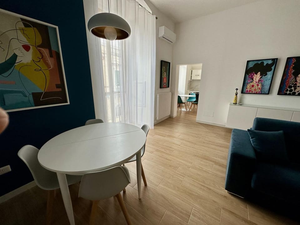 TV and multimedia, Living room, Seating area, Dining area