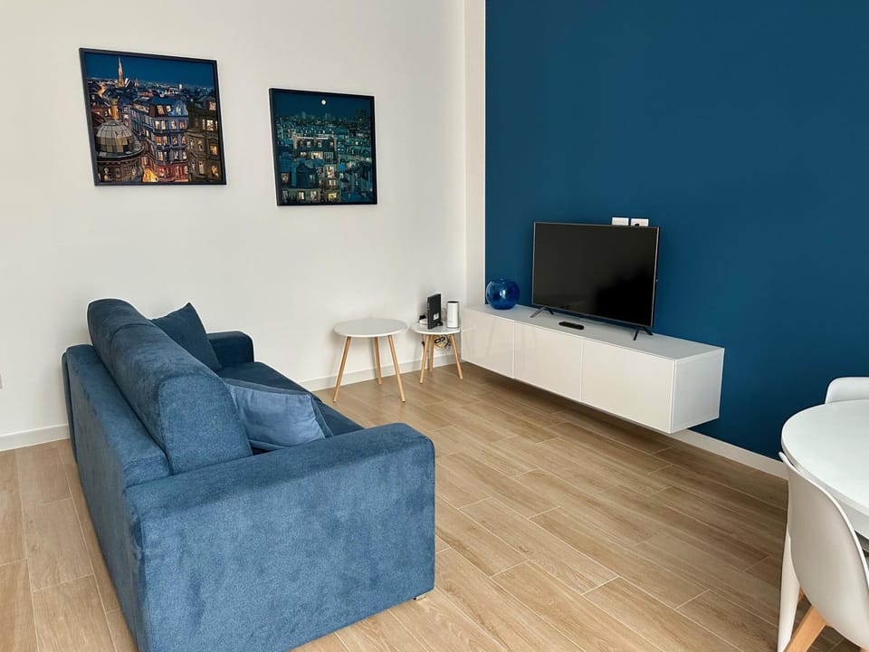 Communal lounge/ TV room, TV and multimedia, Living room, Seating area, Evening entertainment