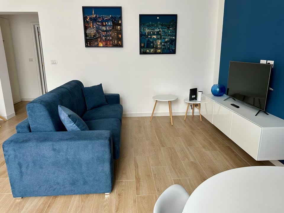 Communal lounge/ TV room, TV and multimedia, Living room, Seating area, Evening entertainment