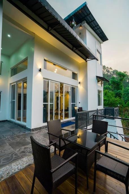 Property building, Balcony/Terrace, Seating area, sunbed