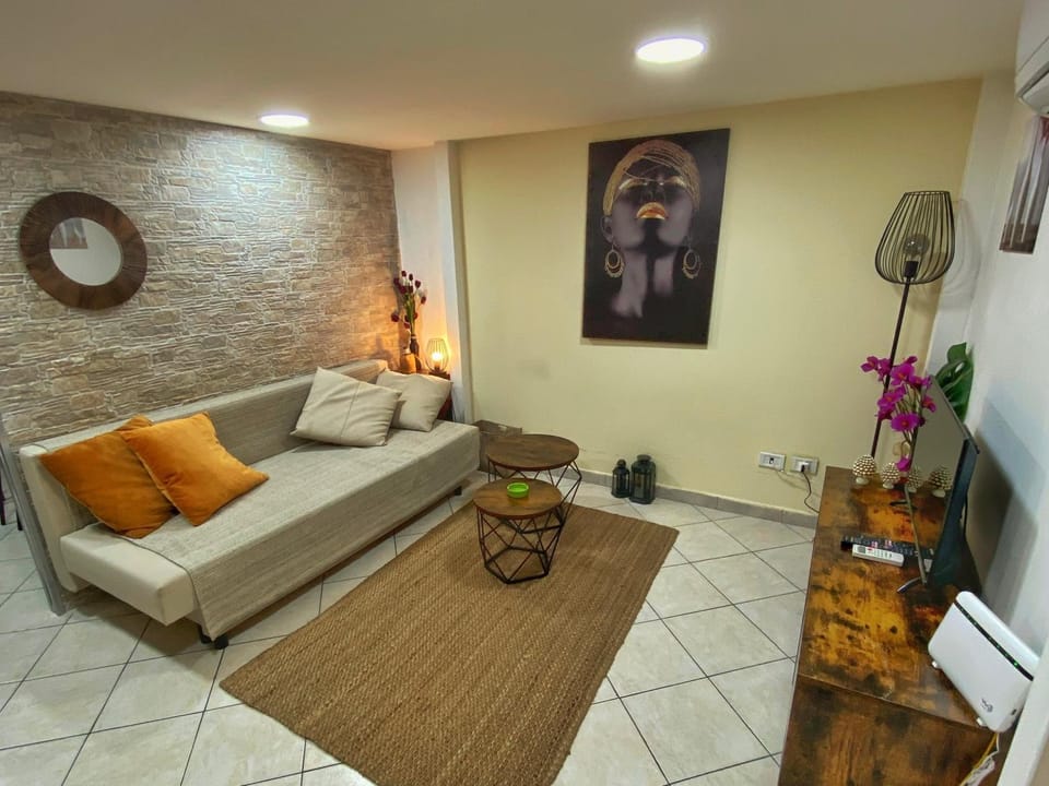 Bed, TV and multimedia, Living room, air conditioner