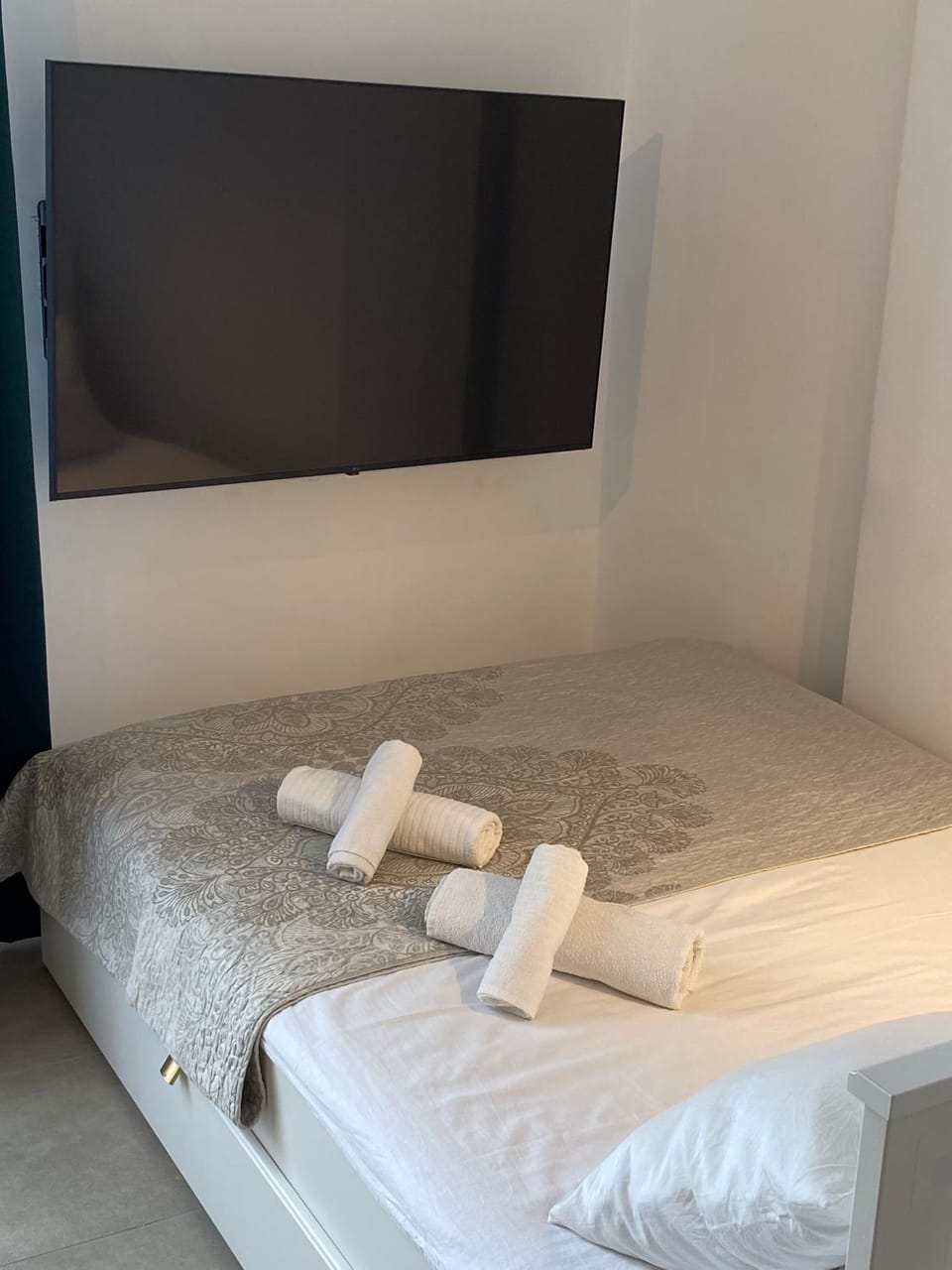 Bed, TV and multimedia