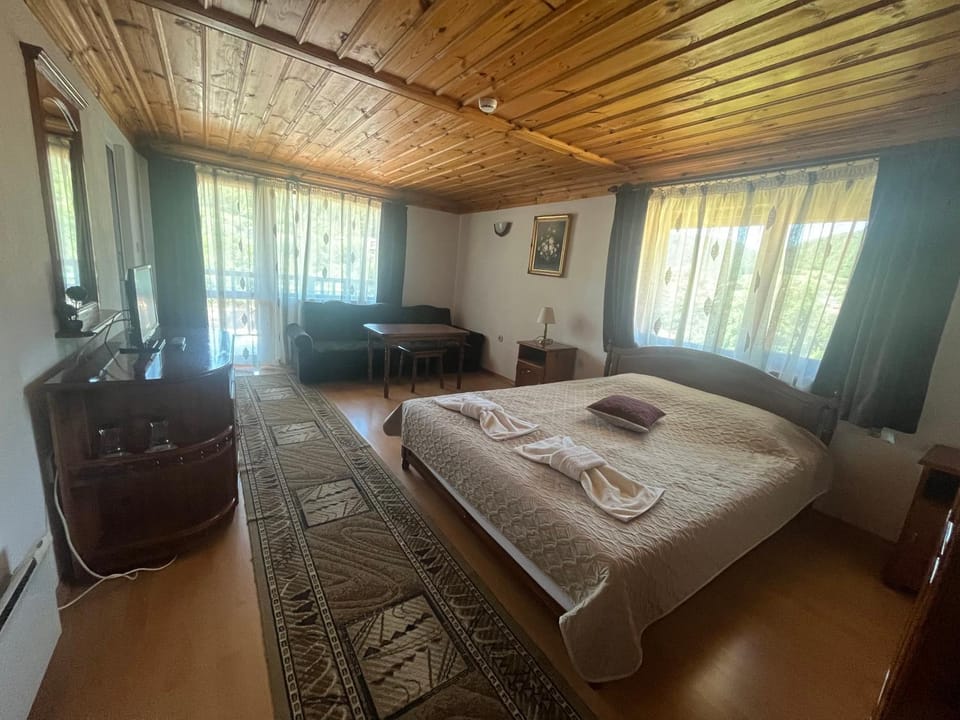 Bed, TV and multimedia, Seating area, Bedroom, towels