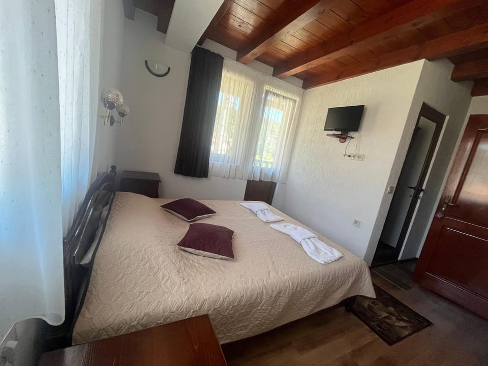 Bed, TV and multimedia, Bedroom, Breakfast, towels